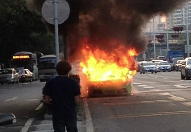 Lamborghini Murcielago burns in China