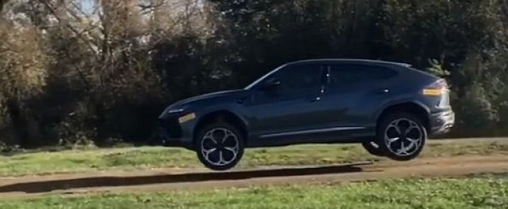 Lamborghini Urus Offroad Jump