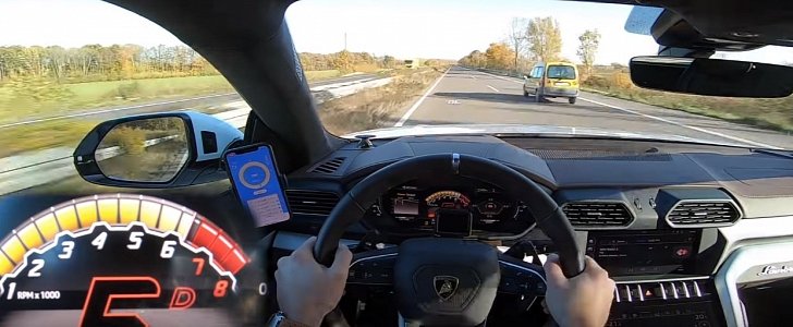 Lamborghini Urus Passes Cars at 300 KM/H on Autobahn