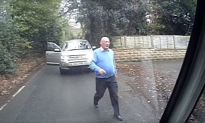 Land Rover Freelander Driver Won't Let a Bus Pass, Makes a Fool of Himself