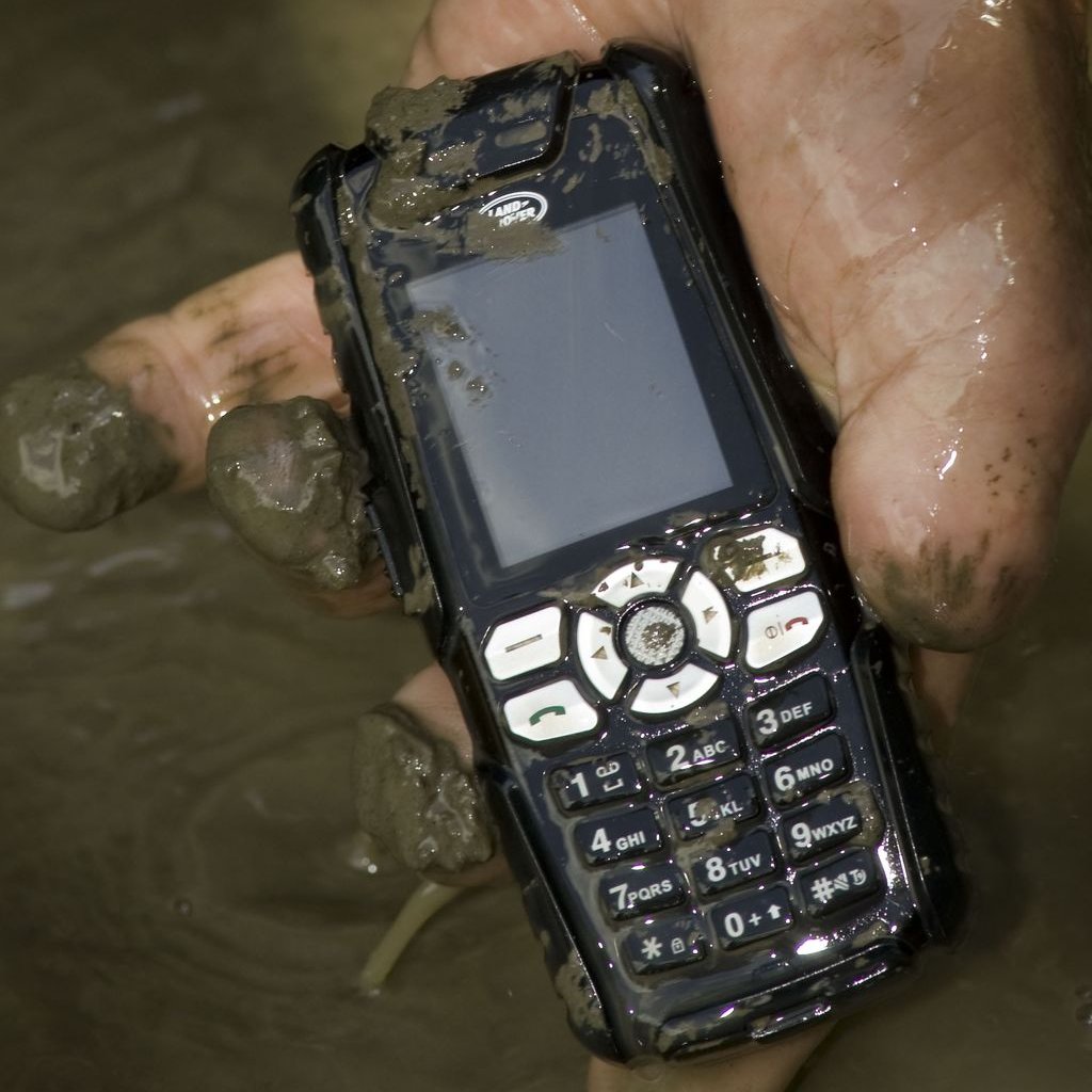Land Rover’s Cell Phone Passes OffRoad Test autoevolution