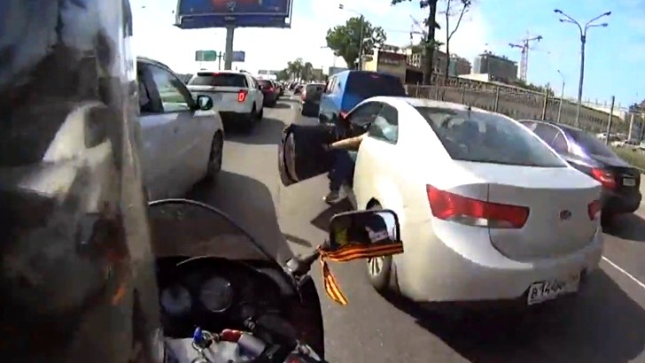 Lane splitting goes wrong for silly rider