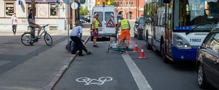 Latvian city workers are eliminated "rogue" bike paths painted by cyclists