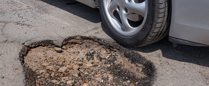 Pothole hazard should be added to the driving test, AA says