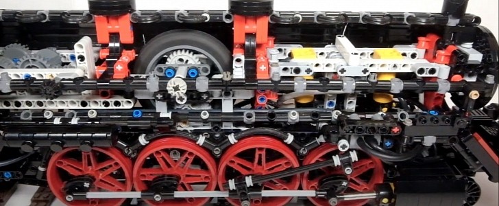 Pneumatic steam locomotive made of LEGO 