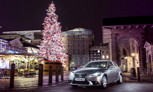 Lexus IS 300h Says “Merry Christmas” from London