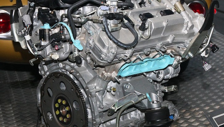 2.5-liter V6 Lexus Engine