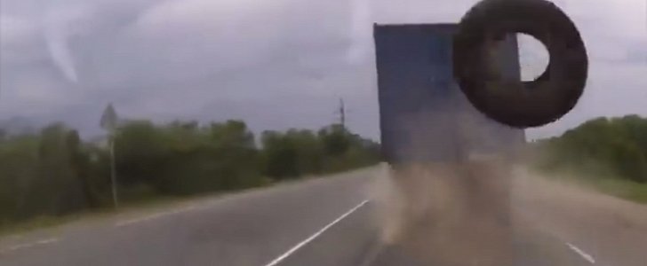 Truck loses its rear wheel