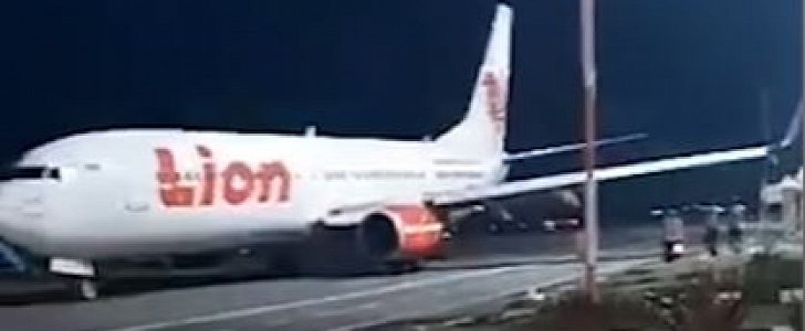 Lion Air plane grounded in Indonesia after crashing into electricity pole