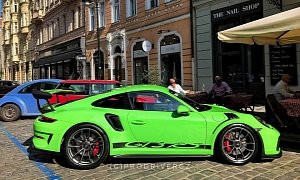Lizard Green 2019 Porsche 911 GT3 RS Stops Traffic in Prague