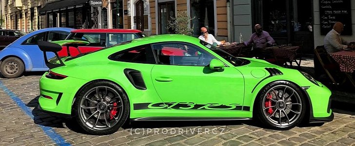 Lizard Green 2019 Porsche 911 GT3 in Prague
