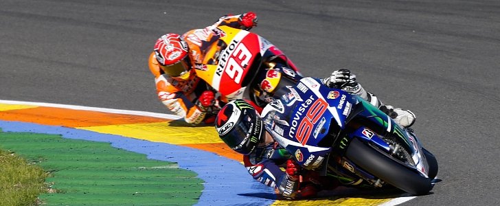 Lorenzo chased by Marquez, Valencia 2015