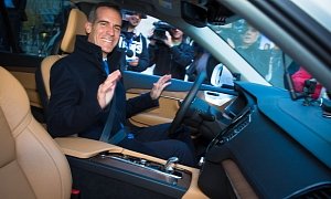 Los Angeles Mayor Eric Garcetti Uses Volvo XC90’s Semi-Autonomous Feature