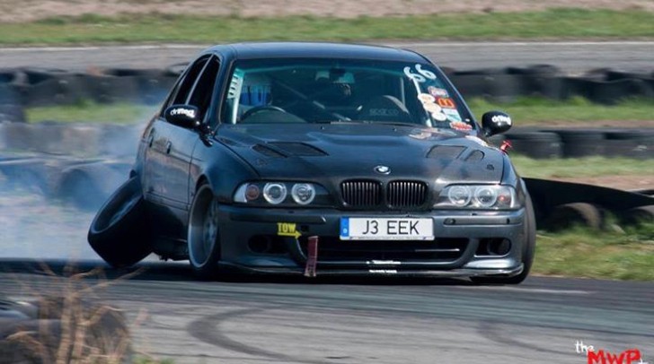 BMW E39 M5 losing a wheel