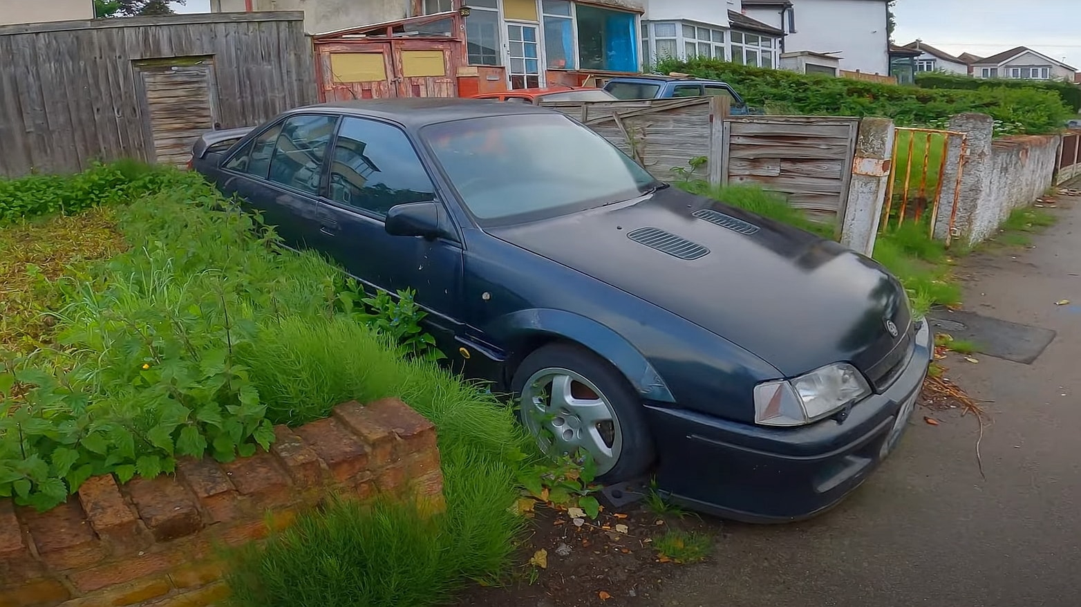 You are currently viewing Lotus Carlton abandoned for 30 years is an unlikely find on a farm