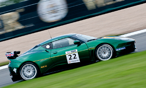 Lotus Evora GT4 Gets Mansells Behind the Wheel