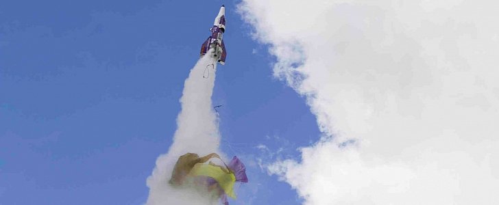 Homemade steam rocket carrying Mike Hughes loses parachute during launch, right before crashing