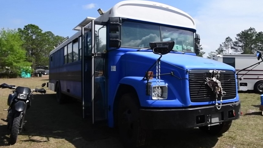 Magnolia, the Converted School Bus With a Unique Design