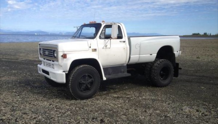 Man Sells Big Truck, Offers to Show Buyer He’s Not Compensating Anything