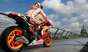 Marquez's Honda, the First Bike Ever to Cross the Millennium Bridge <span>· Photo Gallery</span> [Video Link]