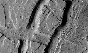 Mars Surface Swells Into Amazing Patterns, They’re a Sign of Water or Magma