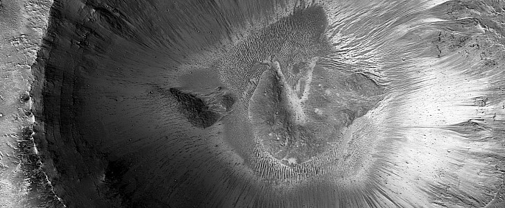 Crater in the Nanendi Valles region of Mars