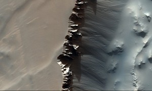 Martian Labyrinth Sliced by Cliff-Like Structure Looks Like an Alien Scar
