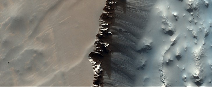 A cliff's edge in the Noctis Labyrinthus on Mars