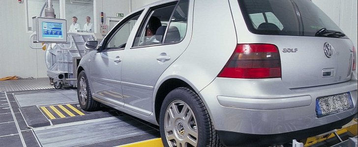 Emission test on a Volkswagen Golf IV, not affected by Dieselgate