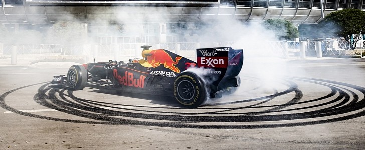 Max Verstappen Wins Last F1 Race of the Season, Becomes World Champion - autoevolution