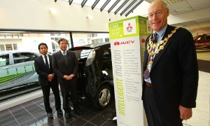 Mayor of London Supports the Mitsubishi i-MiEV Hand-over
