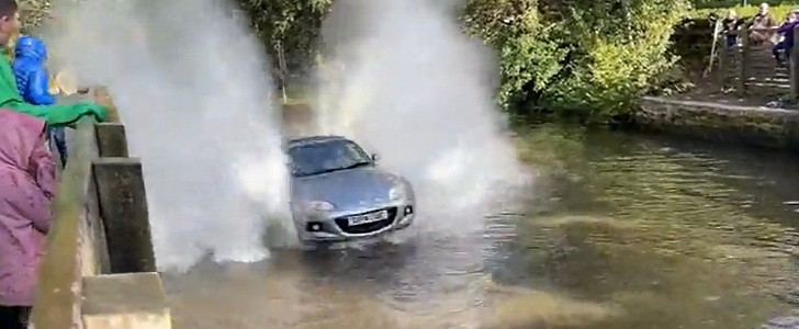 Mazda MX-5 "Miyacht" Can Drive on Water and Continue on Its Way As if Nothing Had Happened