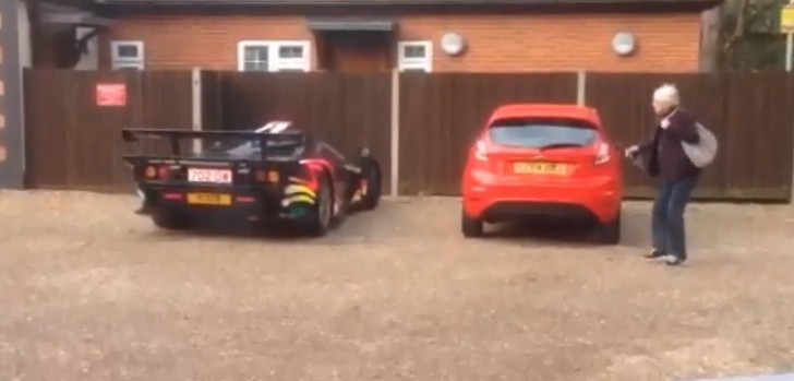 McLaren F1 GTR Longtail scaring old lady