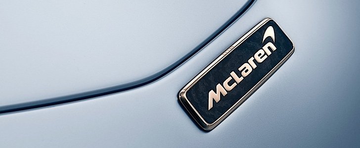 McLaren Speedtail gold badge