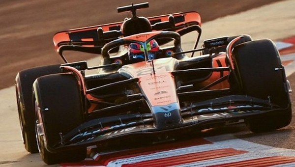 McLaren MCL60 Bahrain Pre Season Test 