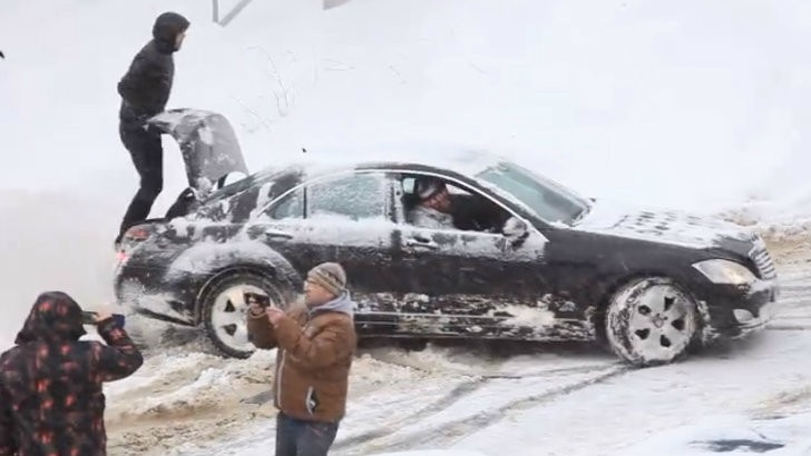 Mercedes Driver Stuck in the Snow Employs a Cunning Solution to Get Out of Trouble