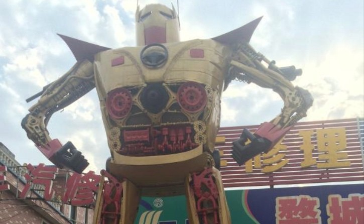 Luo's 3.6-tons Transformer-Lookalike Robot