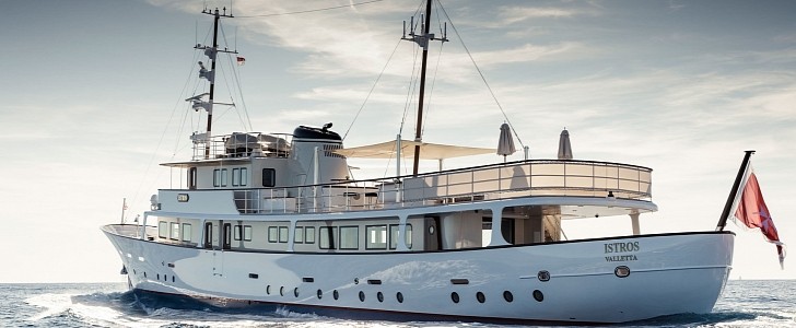 Feadship restored a classic yacht from the 1950s, bringing it to modern luxury standards