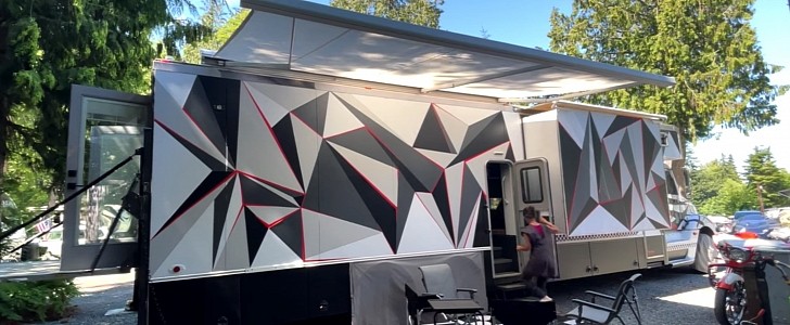 Ex-Microsoft Mobile Lab Semi-Truck Turned off-grid Penthouse