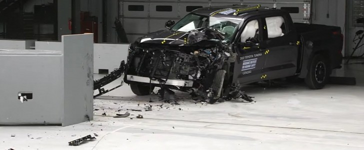 2022 Toyota Tundra crash test by the IIHS