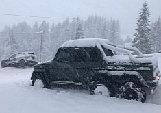 Mercedes-AMG G63 6x6 Rescues Porsche Cayenne Stuck in Italian Alps Snowstorm