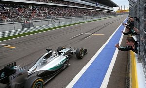 Mercedes-AMG Petronas Wins 2015 F1 Constructors' Championship After Hair-Raising Race
