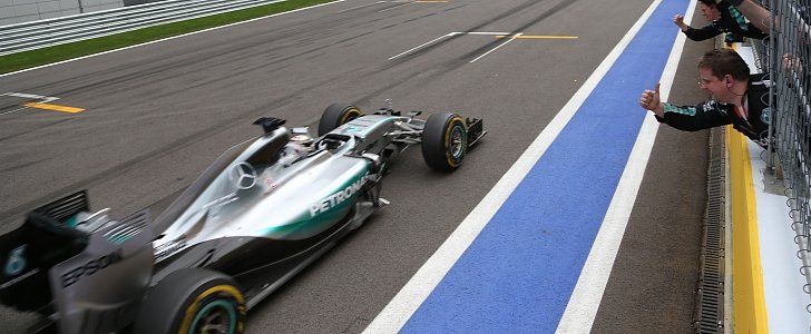 Mercedes-AMG Petronas Wins 2015 F1 Constructors' Championship After Hair-Raising Race