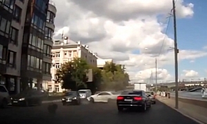 Mercedes-Benz CL Driver Smashes into Four Other Cars in Russia