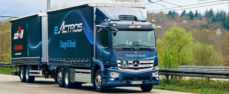 Mercedes-Benz Trucks eActros with trailer