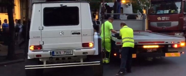 Mercedes-Benz G500 4x4² vs Prague Police