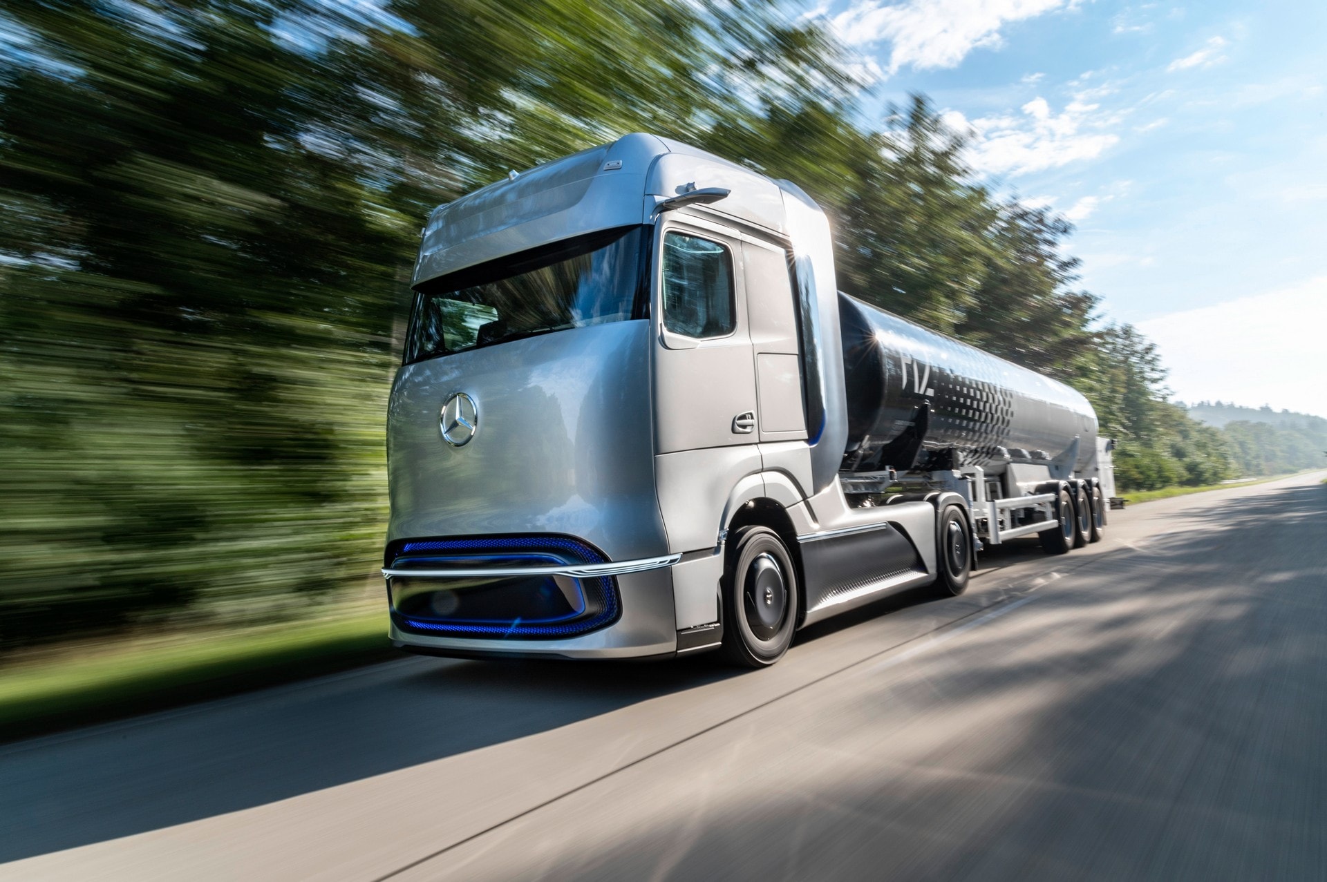 Mercedes Benz GenH2 Truck  Signals 2025 Fuel Cell Long 