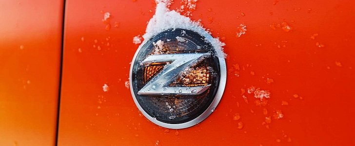 Nissan 370Z fender badge