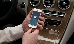 Mercedes-Benz Premieres Apple CarPlay in New C-Class W205