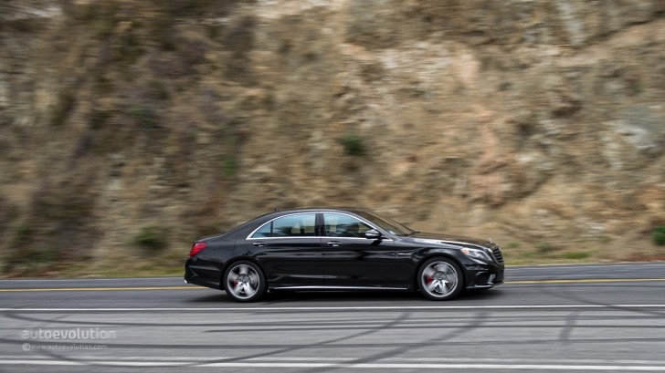 Mercedes S63 AMG 4Matic driving